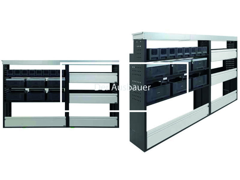 Modulares Metall-Regalsystem mit mehreren schwarzen Kunststoffboxen und silbernen Blenden, Schriftzug "Der Ausbauer".