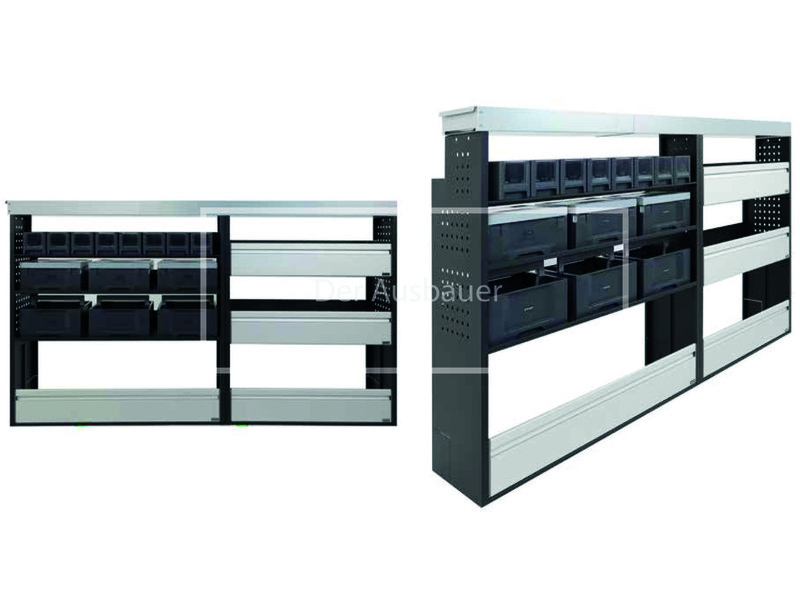 Metall-Regalmodule mit silbernen Profilen und mehreren schwarzen Boxen, frontal und seitlich gezeigt.