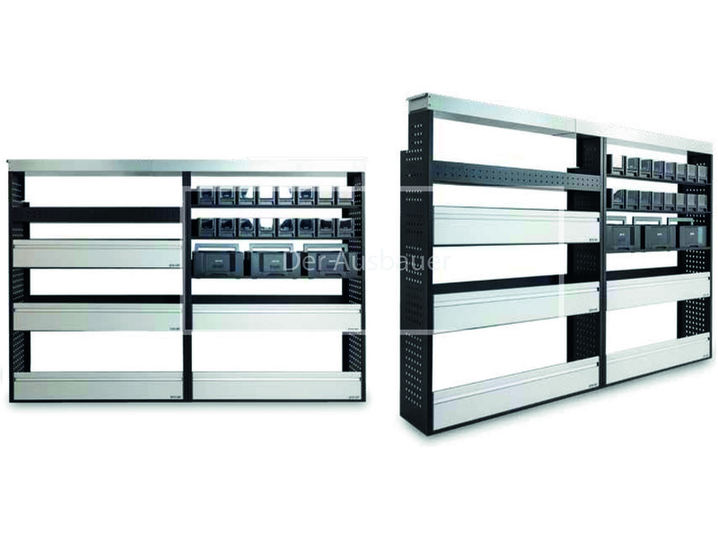 Zwei modulare Metallregale mit weißen Frontblenden, mehreren Ablageböden und kleinen schwarzen Aufbewahrungsboxen.