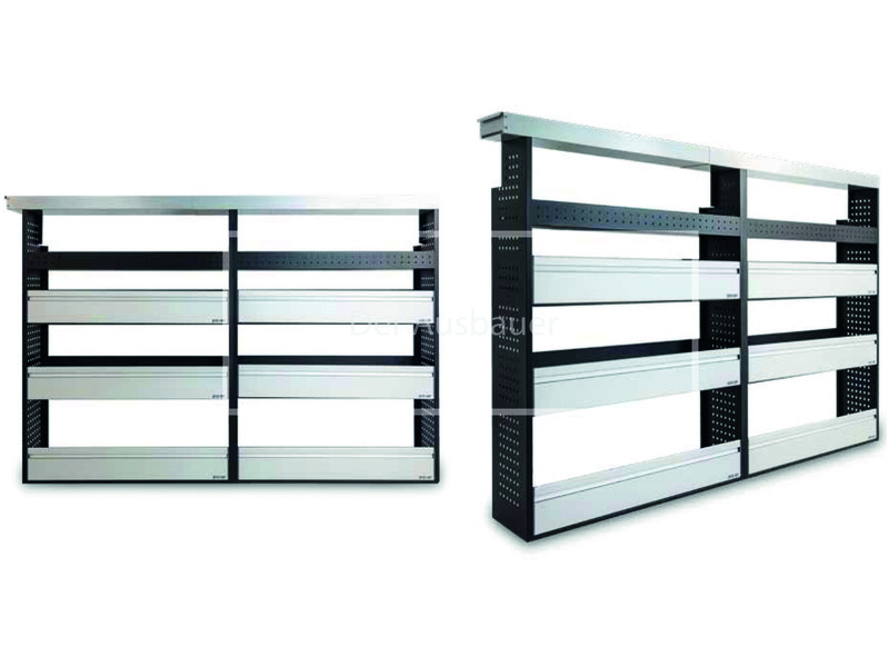 Zwei modulare Metallregale mit schwarzen Seiten und silbernen horizontalen Ablagefronten vor weißem Hintergrund.