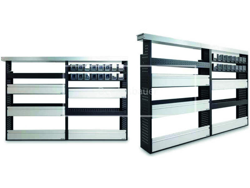 Zwei modulare Regaleinsätze für Fahrzeuge mit schwarzen Seitenteilen, mehreren silbernen Schubladenböden und kleinen Kunststoffboxen.