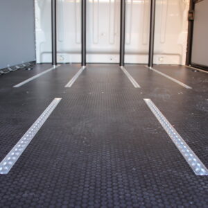 Integrierte Zurrschienen – Längs zur Fahrtrichtung