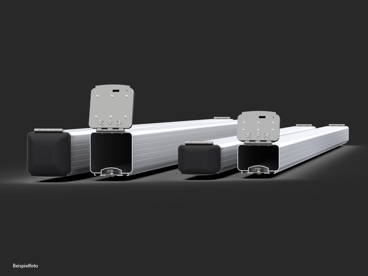 Drei eloxierte Aluminium-Profile mit geöffneten Montageplatten und schwarzen Endkappen auf dunklem Hintergrund