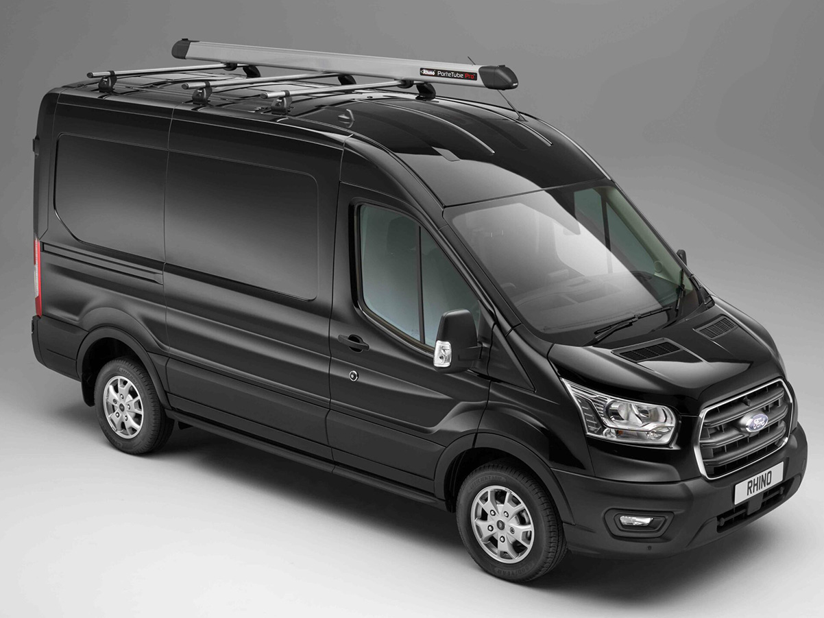 Schwarzer Lieferwagen mit Dachträgern und seitlicher Schiebetür, frontal schräg von oben aufgenommen.